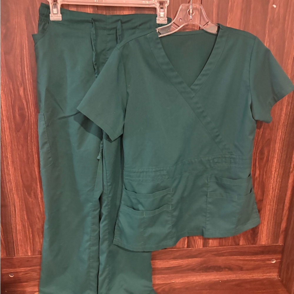 Women's Scrub Set size XS. Emerald green in color very good condition.